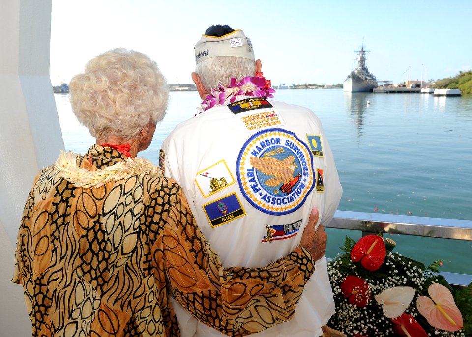 Pearl Harbor Ceremony 131207-N-ZK021-017