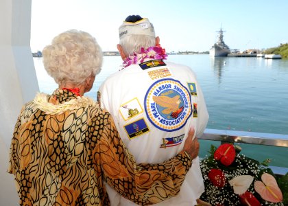 Pearl Harbor Ceremony 131207-N-ZK021-017