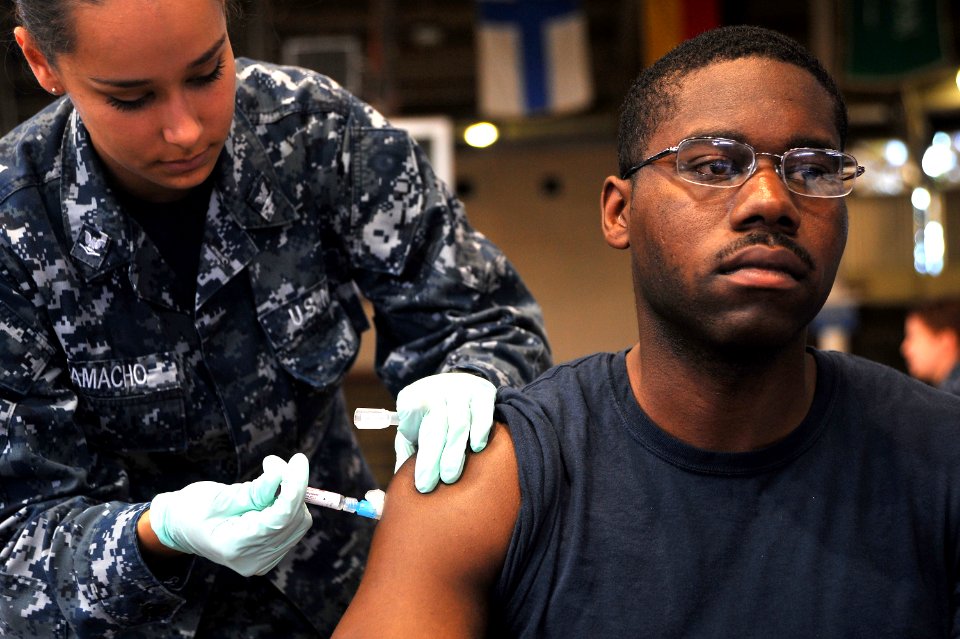 Pearl Harbor Sailors receive flu vaccination 140925-N-IU636-041