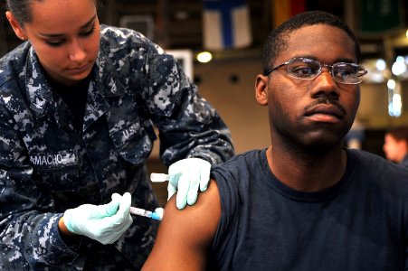 Pearl Harbor Sailors receive flu vaccination 140925-N-IU636-041
