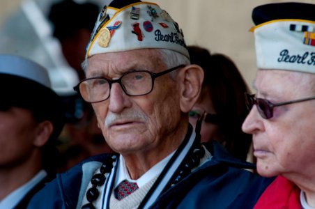 Pearl Harbor survivors remembrance ceremony 121207-N-XY604-083
