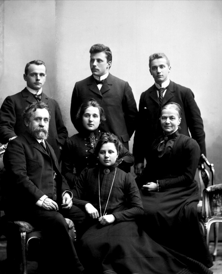 Paus family portrait NFB-18645