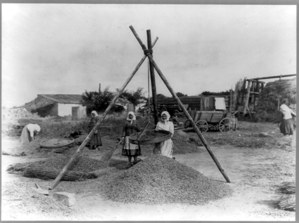 Peasants at work, Russia. LCCN89708357