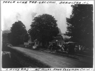 Peach Lake Tea Gardens, Brewster, N. Y. A busy day - 45 miles from Columbus Circle, N. Y. LCCN2011661033