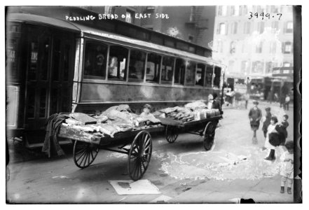 Peddling bread on east side LCCN2014702837