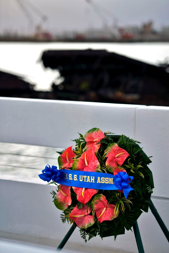 Pearl Harbor 71st Anniversary 121206-N-WF272-077