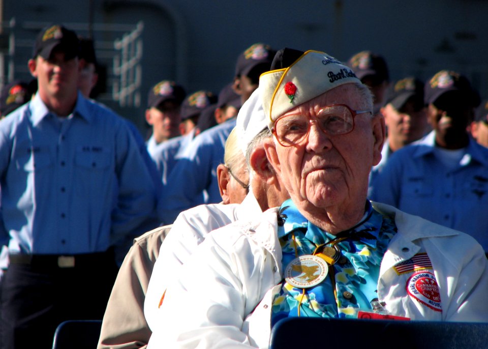 Pearl Harbor ceremony 081205-N-GU530-007