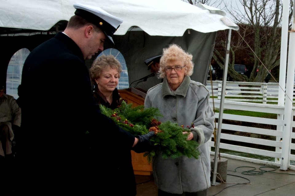 Pearl Harbor commemoratio 121207-N-FR671-065