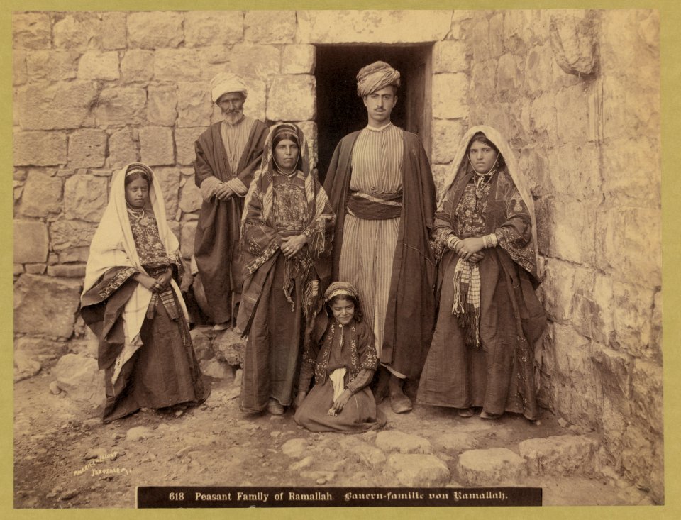 Peasant family of Ramallah. Bauren-familie von Ramallah - American Colony, Jerusalem. LCCN2007675853