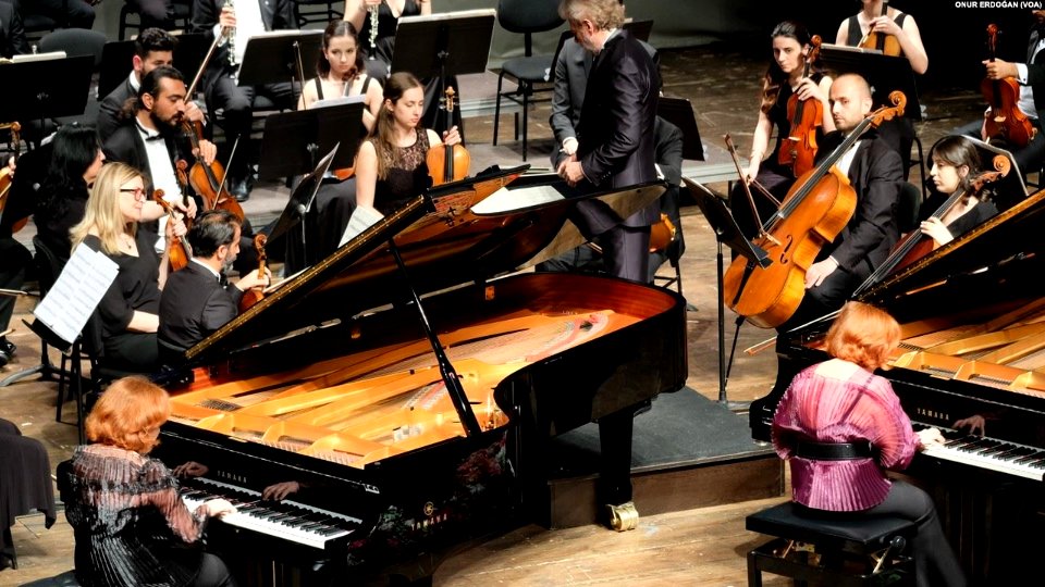 Pekinel Sisters performing Mozart's Piano Concerto No. 10 (version 2)