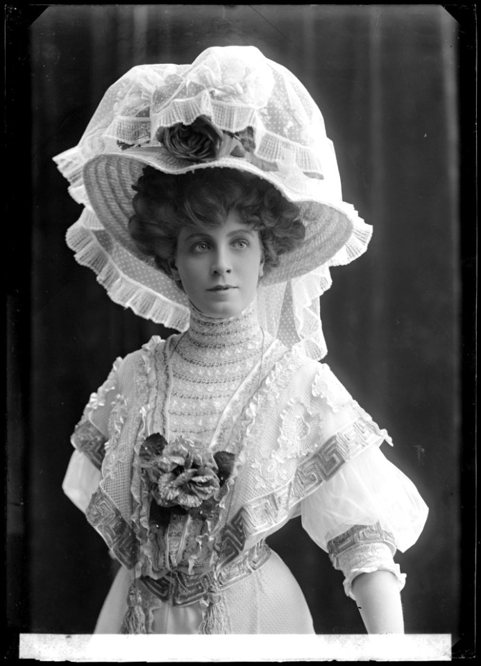 Pauline Brunius in Mannen och hans överman at Svenska teatern 1907 - SMV - NB117