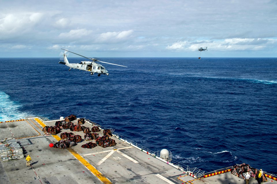 Peleliu conducts final VertRep 141219-N-EH218-391