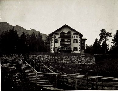 Pedratsches Villa Tirol, 96. J.Brigade Komdo. Oberst Vonbank. (BildID 15575746)