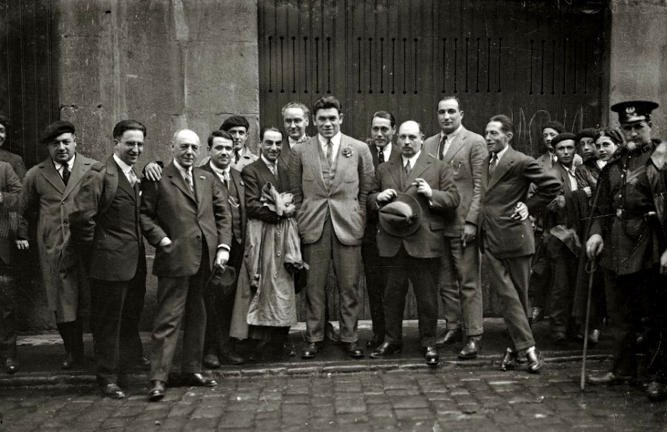Paulino Uzcudun junto a un grupo de personas (1 de 2) - Fondo Car-Kutxa Fototeka