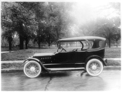 Peerless automobile, probably in Washington, D.C. LCCN2001706375