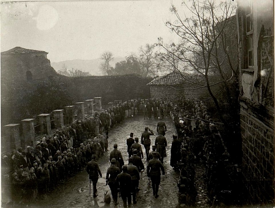Pekinj, Huldigung der Albaner am 7-4.1917, im Hofe des Schlosses Kadri Beg in Pekinj. (BildID 15531856)