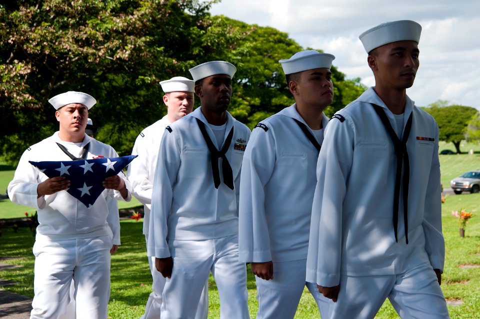 Pearl Harbor honors ceremony 140611-N-IU636-025