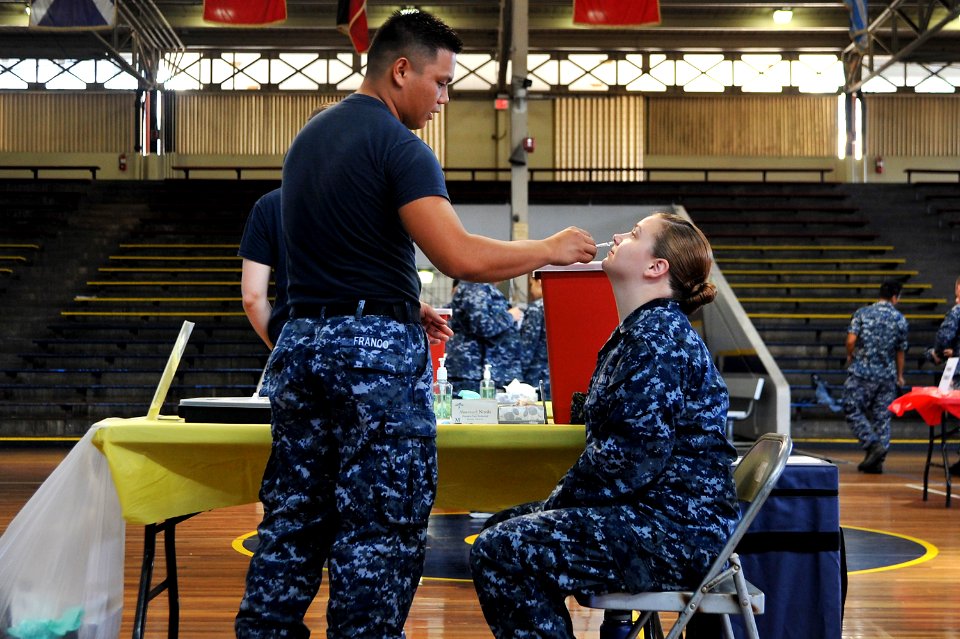 Pearl Harbor Sailors receive flu vaccination 140925-N-IU636-009