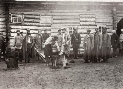 Pavlovskij, I.I. - Im Duiskaja Gefängnis werden die Gefangenen vor der Arbeit angekettet. Sachalin (Zeno Fotografie)