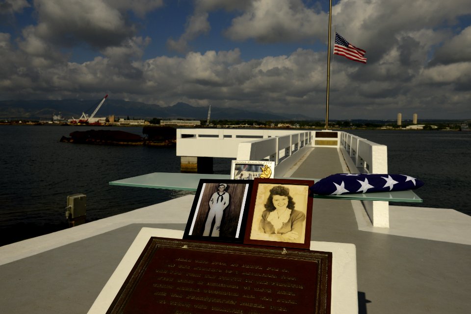 Pearl Harbor Survivor Remembered 160127-N-PA426-095