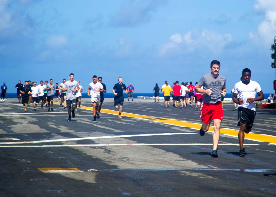 Peleliu SCPOA holds 5K flight deck run 140810-N-EH218-015