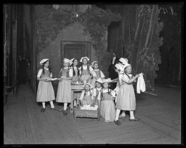 Pelle Snygg och barnen i Snaskeby, Kungliga Operan 1904. Föreställningsbild - SMV - KO038