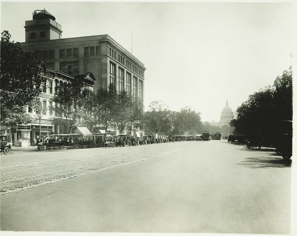 Pennsylvania Avenue, Washington, D.C., looking toward the U.S. Capitol LCCN2010651161