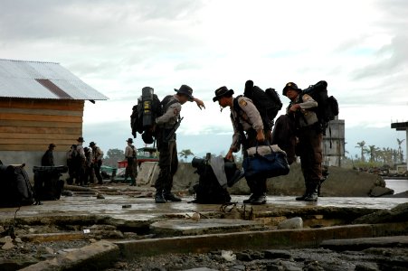 Pekerja bantuan kemanusiaan di lapangan. (4843427522)