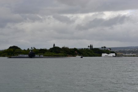 Pearl Harbor Bids Aloha to USS Houston (Image 1 of 3) 160606-N-LY160-088