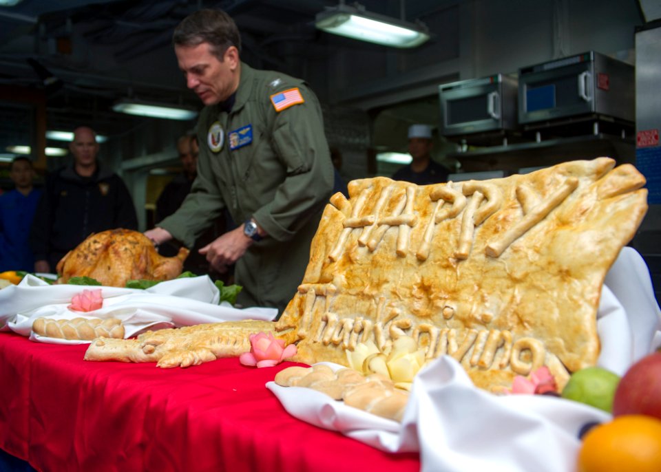 Peleliu celebrates Thanksgiving 141127-N-LQ926-008