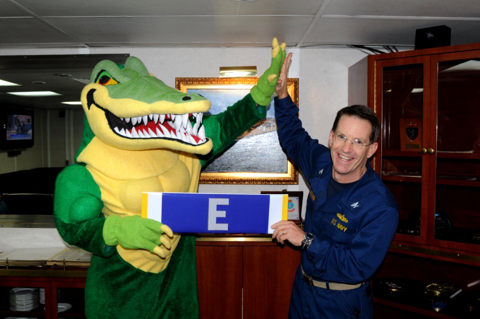 Peleliu mascot presents Capt. Deehr 'Battle E' 130315-N-HU377-003