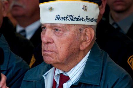 Pearl Harbor survivors remembrance ceremony 121207-N-XY604-101