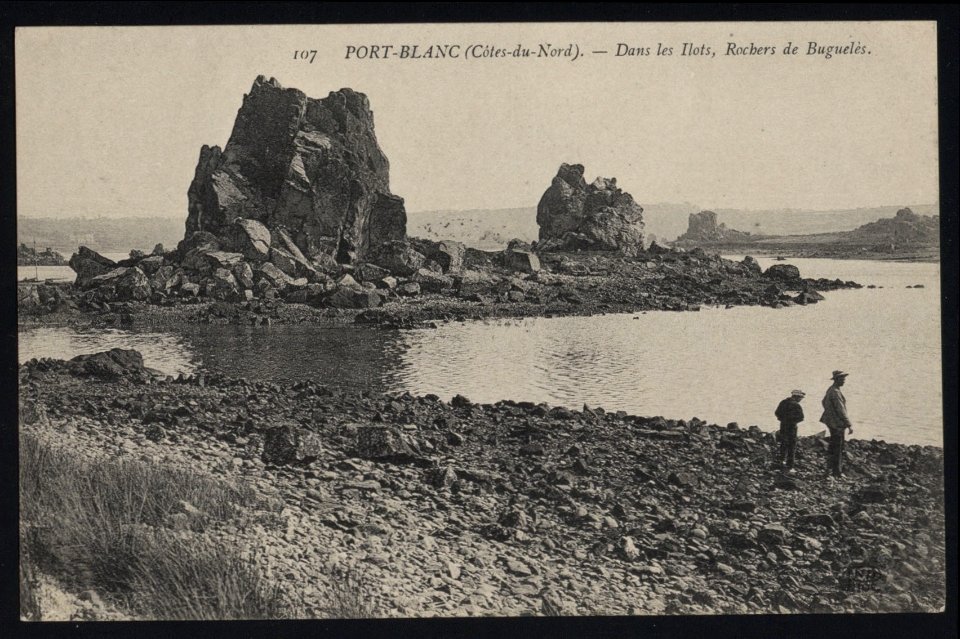 Penvénan - Dans les Ilots, rochers de Buguélès - AD22 - 16FI2799