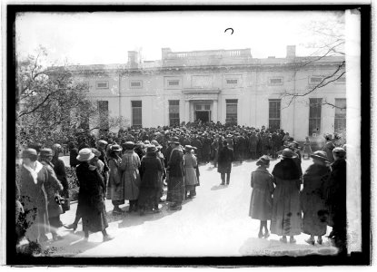 People at White House entrance), 3-23-21 LCCN2016845007