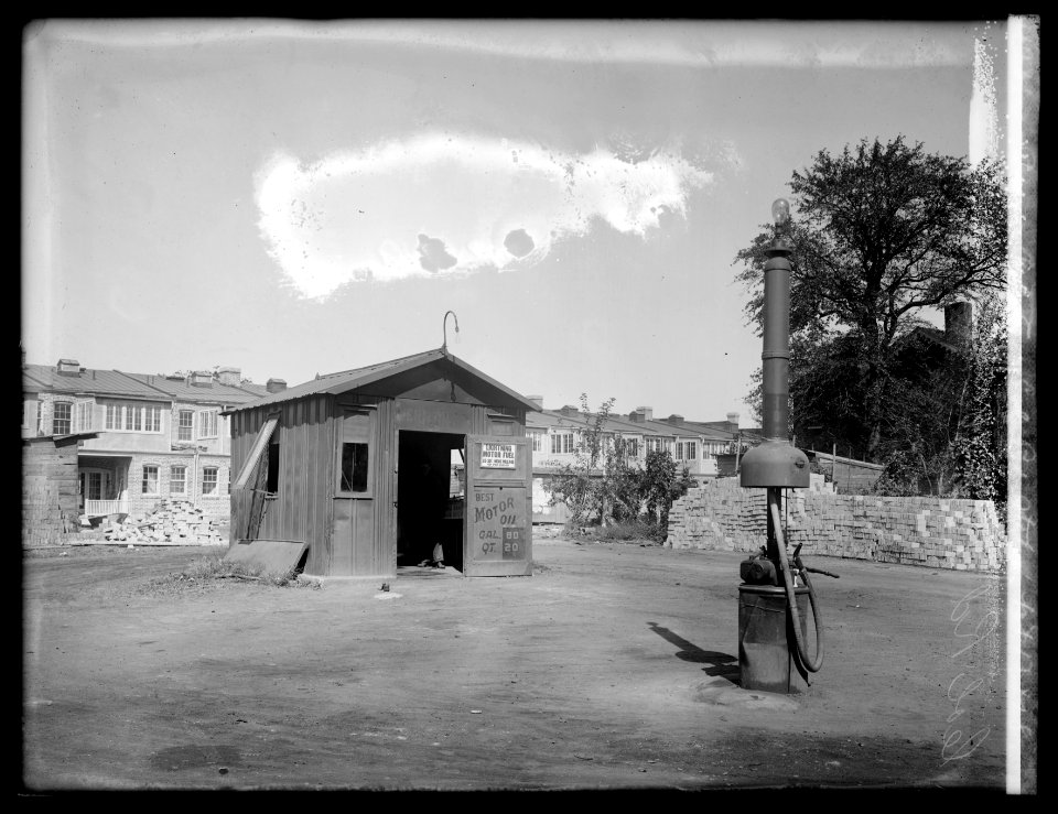 Penn Oil Co., Col. Rd. station bet. 17 & 18, (Washington, D.C.) LCCN2016823365