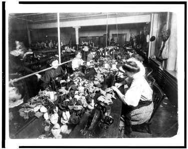 People making teddy bears in factory LCCN93517563