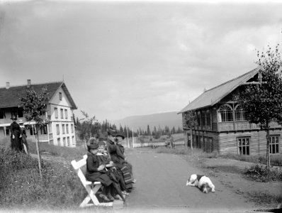 People on a bench at Tonsåsen Sanatorium by Curman photo