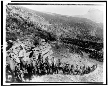 People on horseback going up mountain in Rocky Mountain National Park, Colorado LCCN90715607