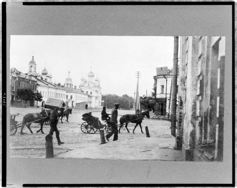 People and horse-drawn carriages on street, Yaroslavl, Russia LCCN97517319