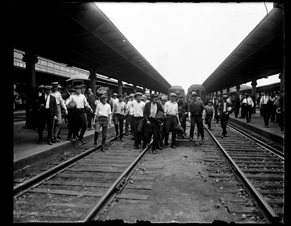 People at train tracks LCCN2016891522