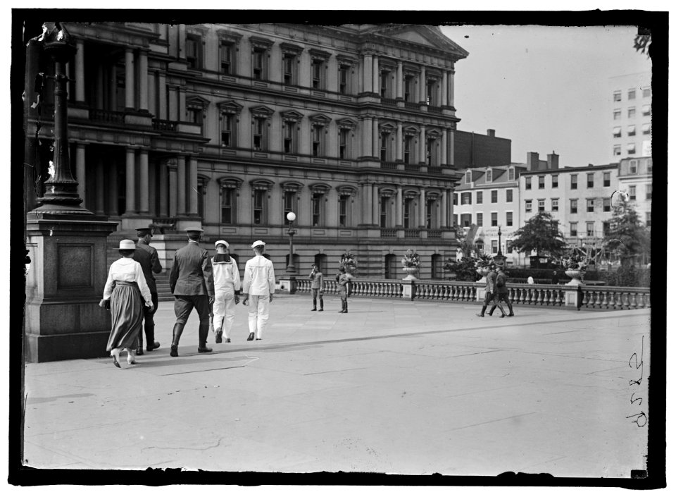 PEOPLE ENTERING STATE DEPARTMENT LCCN2016868224