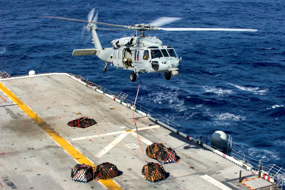 Peleliu conducts final vertrep 141219-N-EH218-497