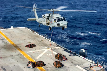 Peleliu conducts final vertrep 141219-N-EH218-497