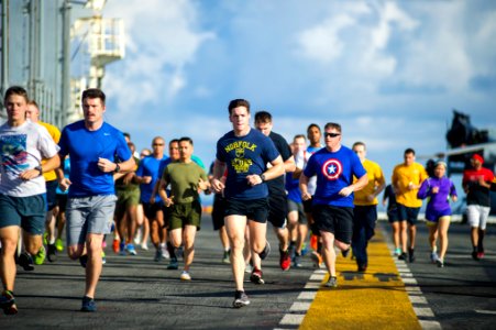 Peleliu conducts Flight Deck 5K 141102-N-EH218-023