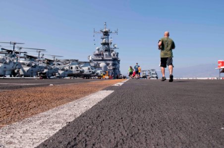Peleliu participates in Fun Run 121215-N-HF252-043