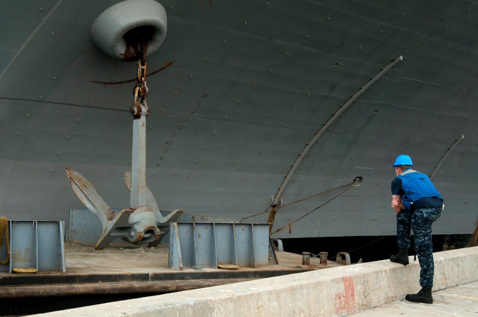 Peleliu removes anchor 130910-N-LQ926-029