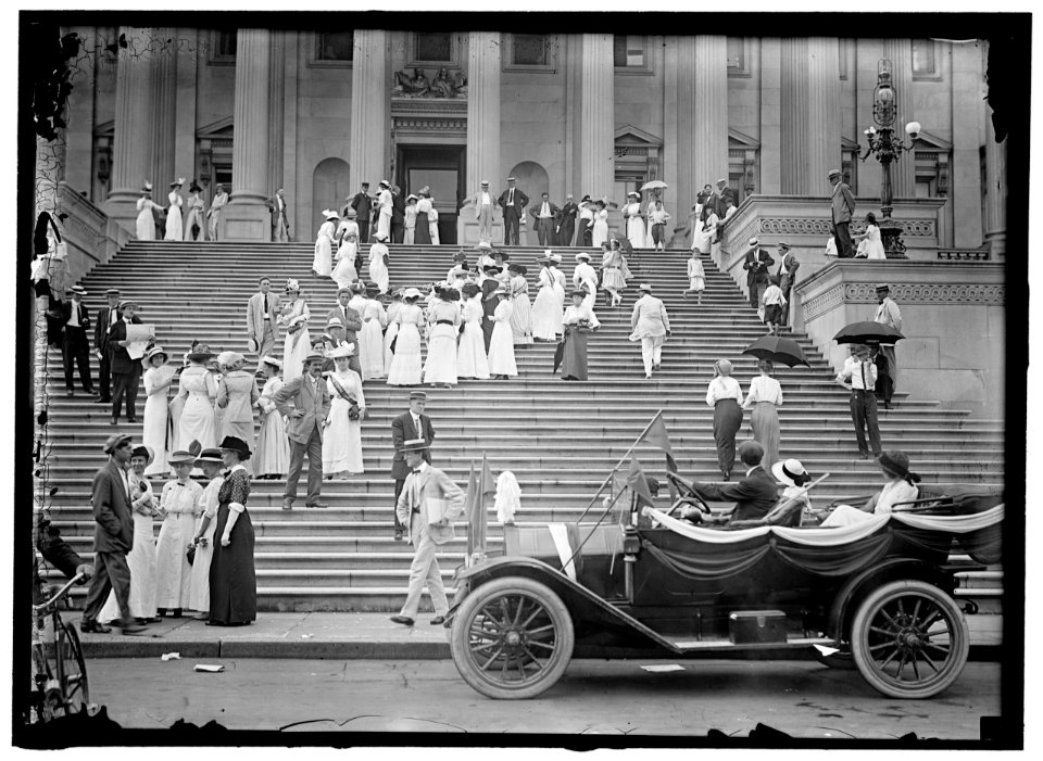 PEOPLE ON CAPITOL STEPS LOC hec.03005