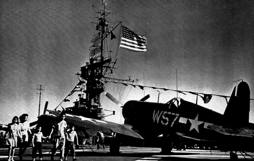 People visiting USS Tripoli (CVE-64) at Hilo, Hawaii (USA), on 27 October 1945