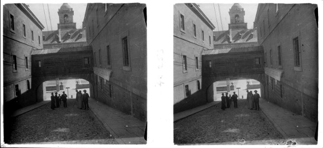 Per sota d'una porta d'entrada al monestir de San Lorenzo de El Escorial
