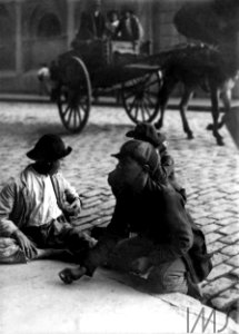 Pequenos prestadores de serviço jogando bola de gude, em frente à estação da Luz - Vincenzo Pastore